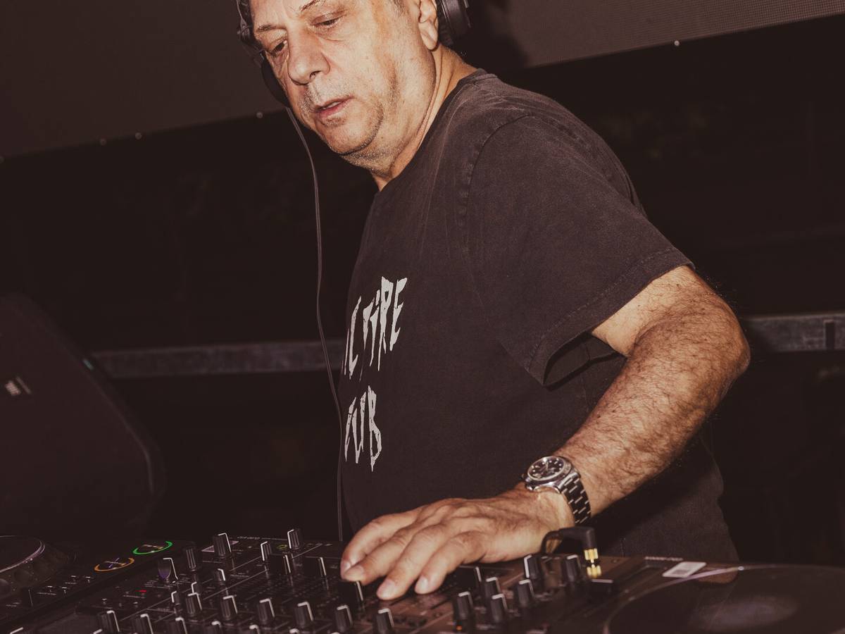 DJ in console di notte, Verona 2026